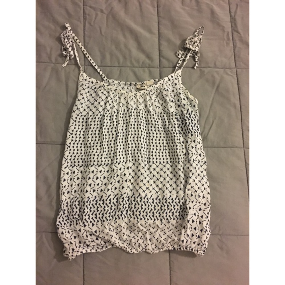 Super cute Roxy tank with ties